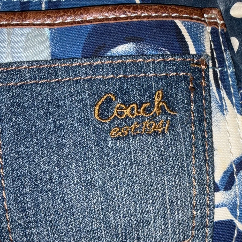 Coach - Picture 2 of 4